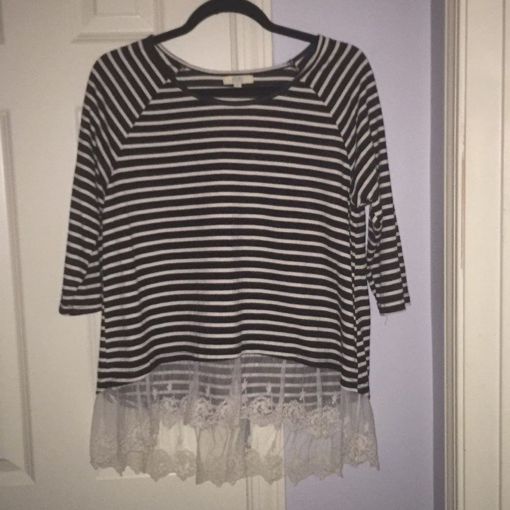 KORI AMERICA LACE HEM TUNIC TOP IN BLACK AND WHITE